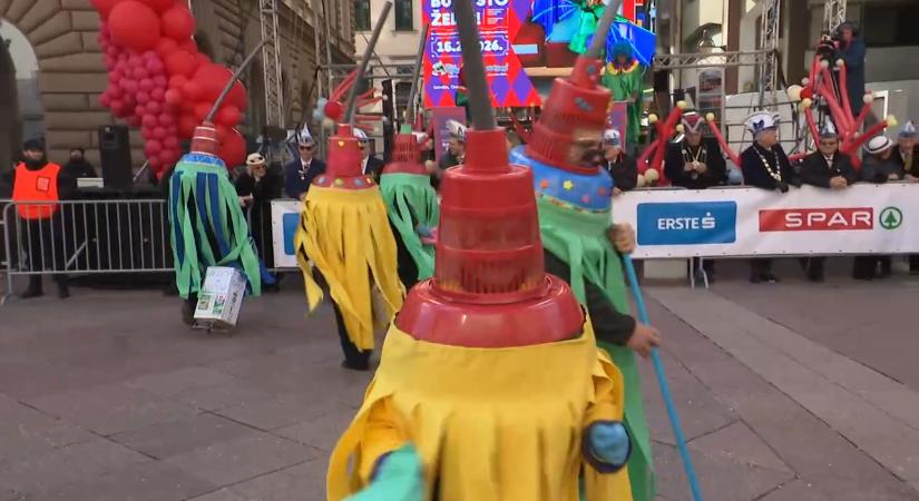 Hihetetlen jelmezek: felmosó fejű takarítók is felvonultak Európa legőrültebb farsangján