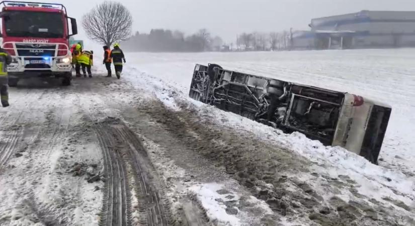 Havazás bénította meg Nyugat-Magyarországot: áldatlan állapotok uralkodnak az utakon