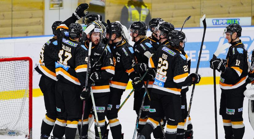 Kiütés, tarolás: veretlenül jutottak döntőbe a DEAC hokisai