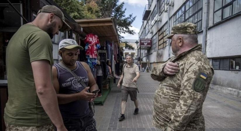 Orosz–ukrán háború: kényszersorozásról terjednek videók, kommunikációs zavar a fronton