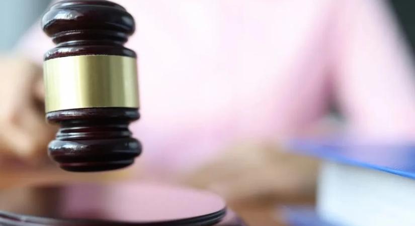 Autókat lopott és fénysorompókat tett működésképtelenné a 23 éves fiatal