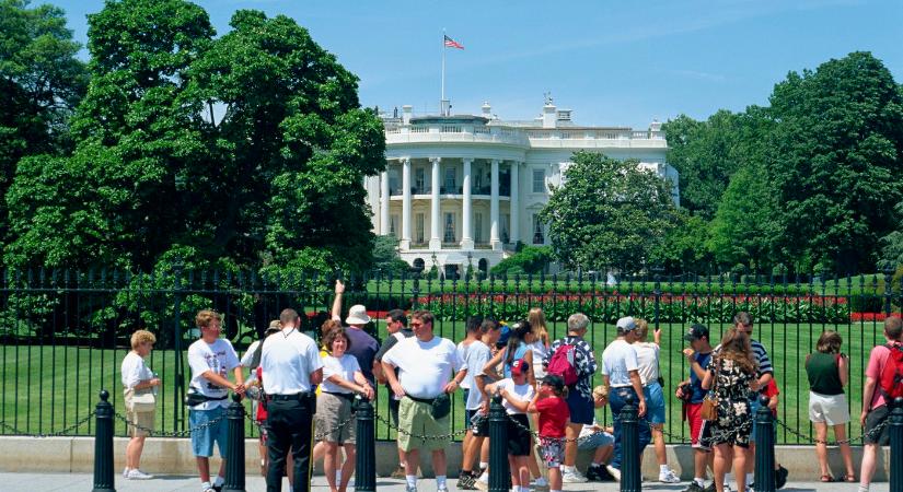 Példátlan videó terjed, a Fehér Ház előtt Magyarország nevét kiabálták, aztán jött a rendkívüli fordulat