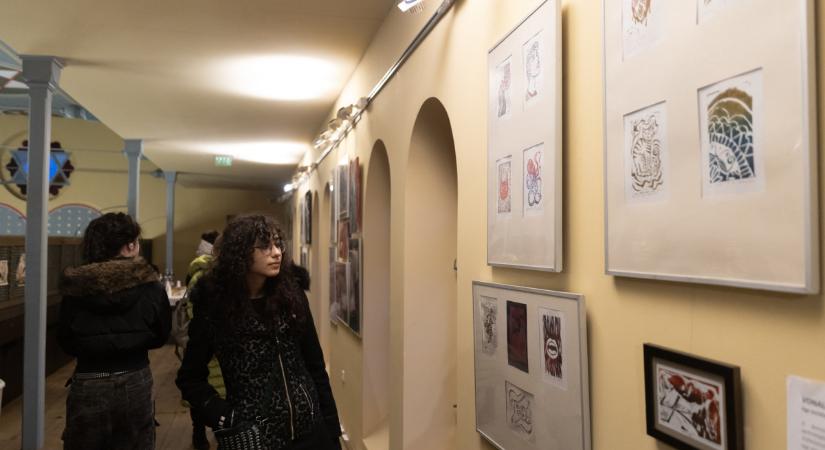 “MÉG ILYET…!” – Fiatal alkotók műveiből nyílt kiállítás Debrecenben