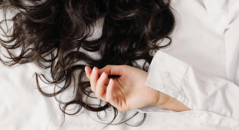 A hajápolási szakértő kötelezővé tenné: 7 csodaszer, amitől tényleg dús és erős lesz a hajad - ezeknek ott kell lennie a polcodon