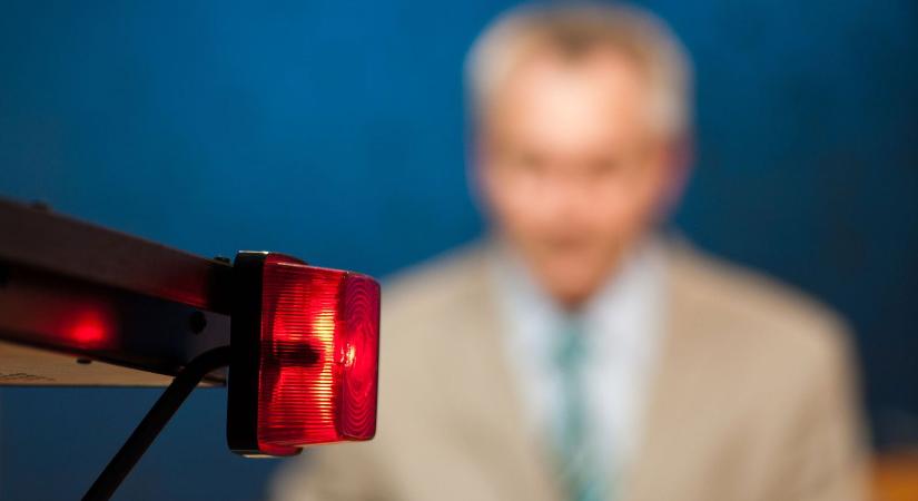 Váratlan telefonhívás zavarta meg az ATV élő adását, kellemetlen helyzetbe került a műsorvezető