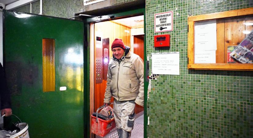 Kifeszegette magát egy szolnoki utas a beszorult liftből, a szerelők a fejüket fogták