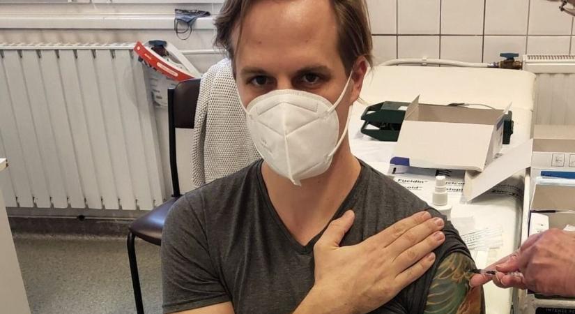 A kótaji háziorvos tízezer méter magasan, egy repülőgép fedélzetén kötött be az infúziót