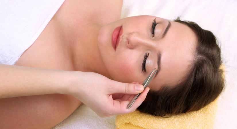 Leáldozott a dús szemöldöknek: tényleg a 90-es évek trendje köszön majd vissza az arcunkon?