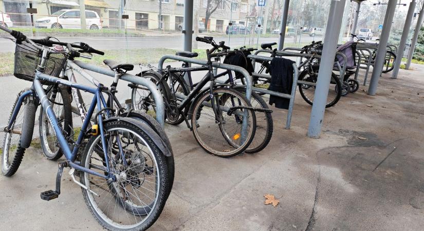 Még tíz év sem kellett ahhoz, hogy járműtemetővé váljon egy kerékpártároló Szegeden