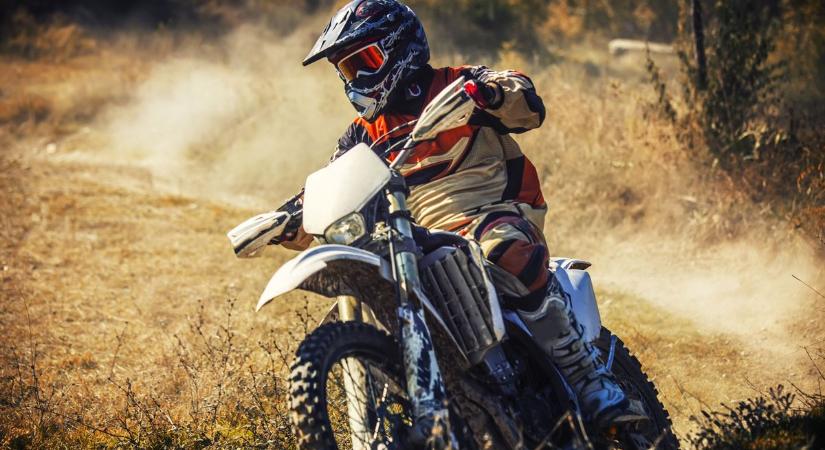 Brutális természetpusztítás: védett sáfránymezőn száguldoztak a motorosok