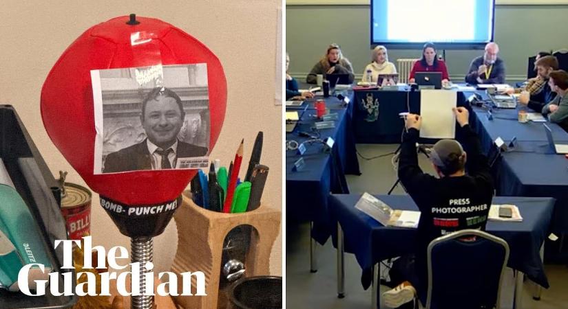 Bokszzsákra ragasztották az újságíró arcát egy városházán