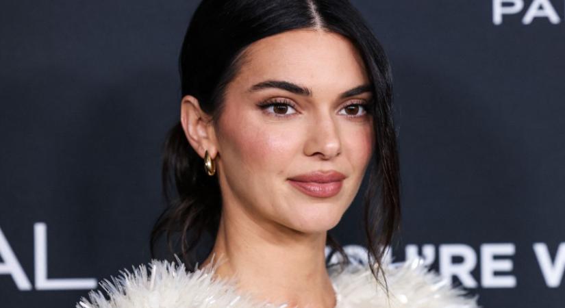 Engedd el a spa-hangulatot – Kendall Jenner mélybordó fürdőszobája merész és meglepően modern