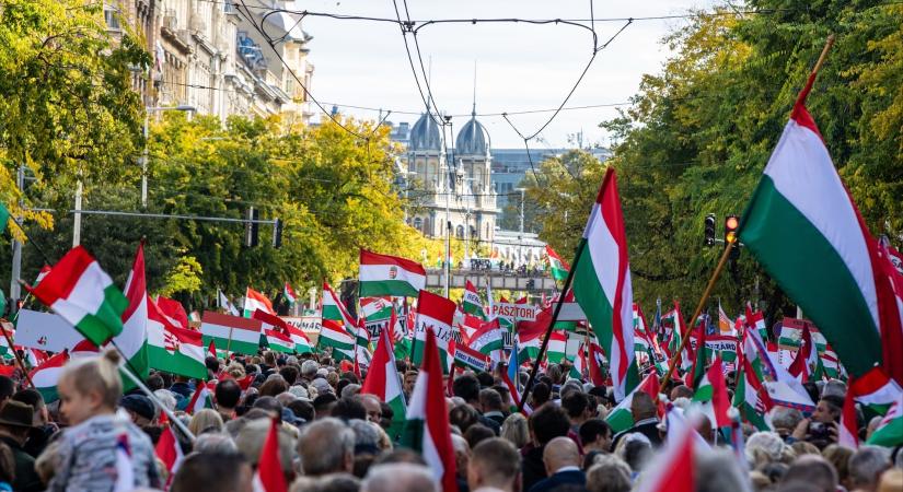 Az eddigi csak bemelegítés volt: most indul az igazi kampány, felpörögnek a csalók és a pénzégetés is