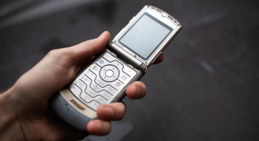 Ez a telefon volt a kihajtható mobilok őse, megőrültek érte az emberek