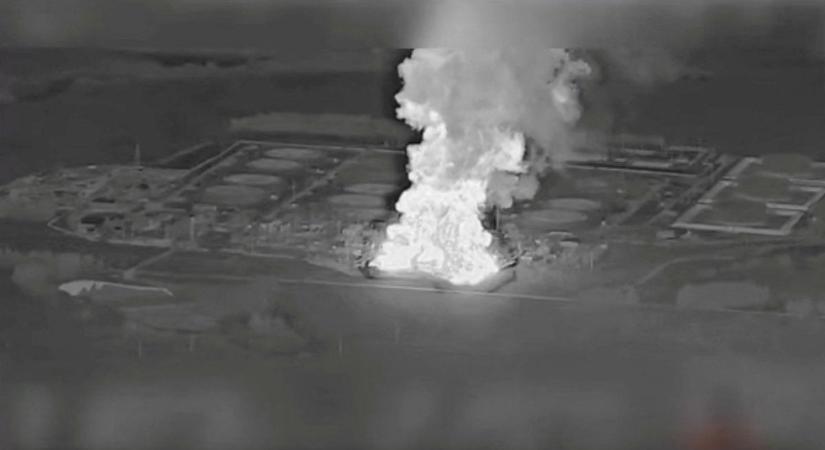 Terjed a hír, lángokban áll Putyin egyik legfontosabb gyára: az urkánok szétlőtték, az oroszok keresztet vethetnek a csúcsrakétájukra – videó