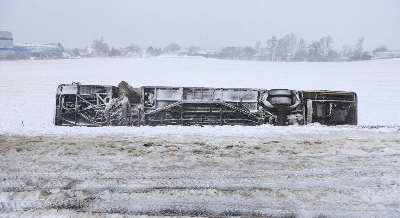 Hókáosz Zalában: a havazás a hófúvással együtt néhány óra alatt betemette a vármegyét