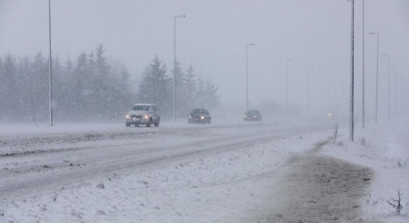 Hókásás utak és szállingózó hó: ez vár most az autósokra
