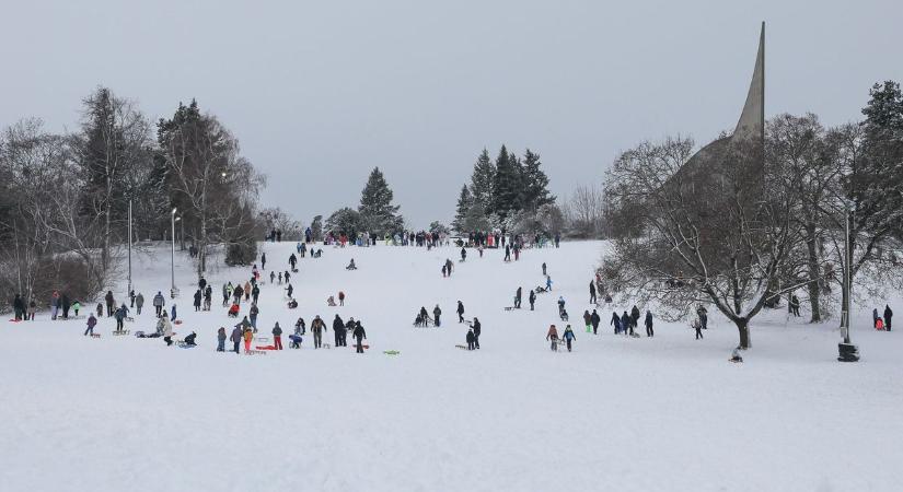 Hatalmas a hó a nyugati országrészben: az évtized havazását tapasztalhatták meg az ott élők  Fotók