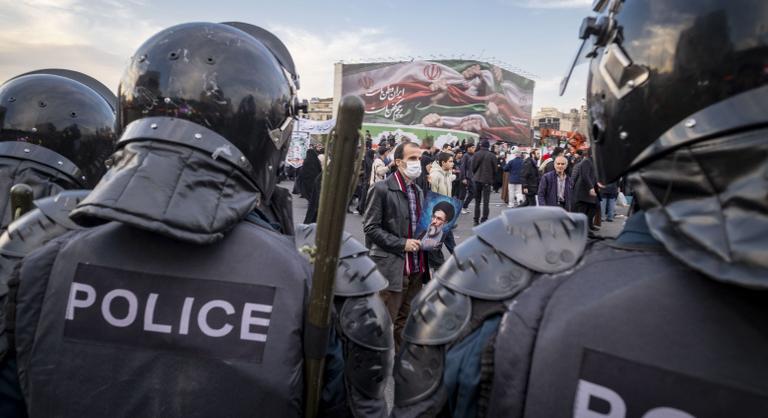 Egy friss jelentés szerint az iráni rendőrök kivágják a börtönben megerőszakolt nők méhét