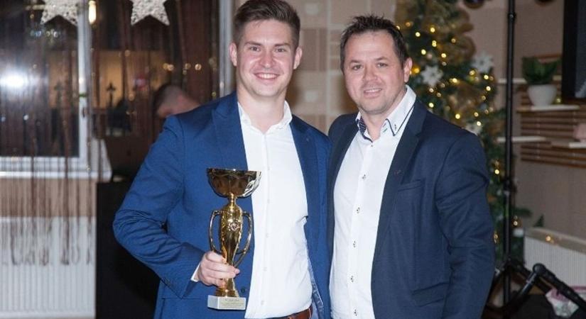 Erre ki gondolt volna? A csapatok szerint az egyik legszigorúbb játékvezető a legjobb!