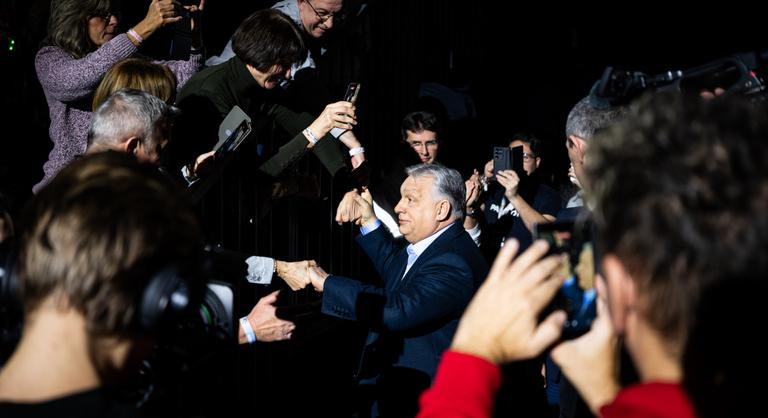 Özönlenek a politikusok az utcákra Magyarországon, célegyenesben a nagy csata