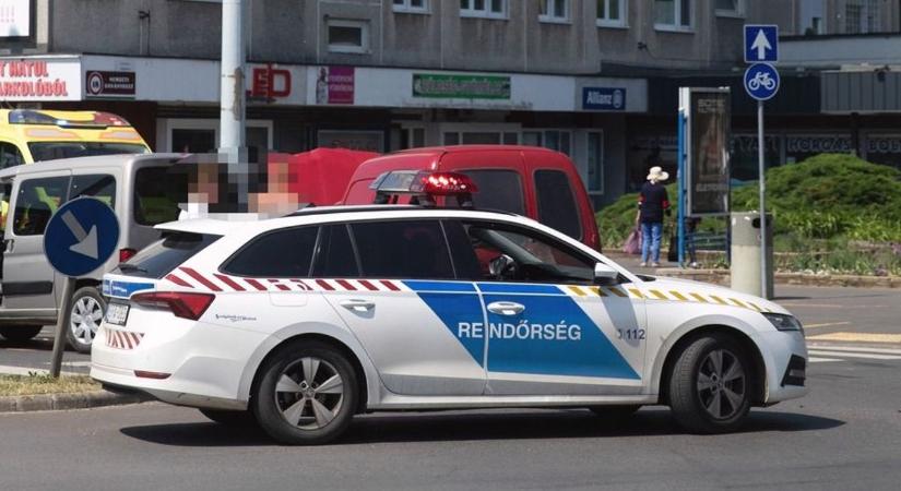 Két autó ütközött Debrecenben, hárman utaztak a járművekben!