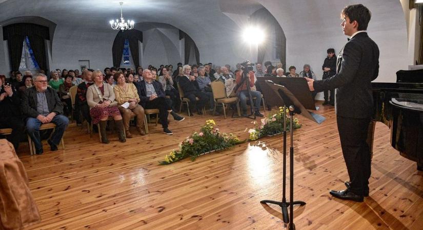 A gyöngyösi tehetség a városi operagálák hangulatát idézte fel