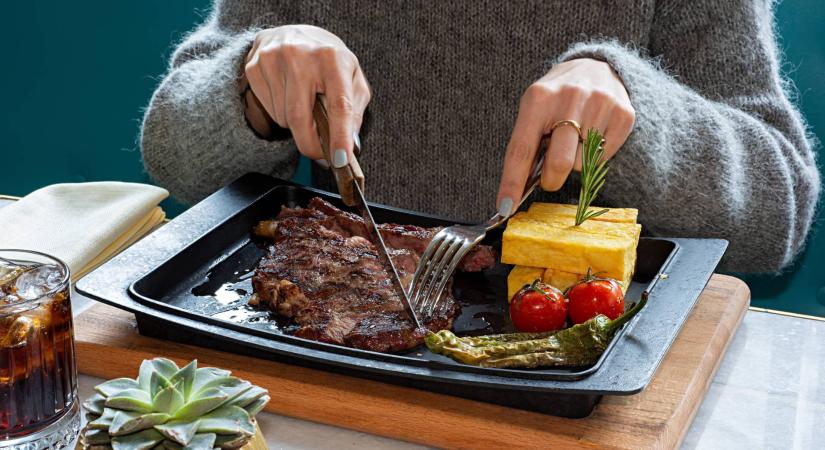 Az étterem szerint a család szándékosan tett hónaljszőrt a tányérra, hogy ne kelljen kifizetniük a százezres számlát