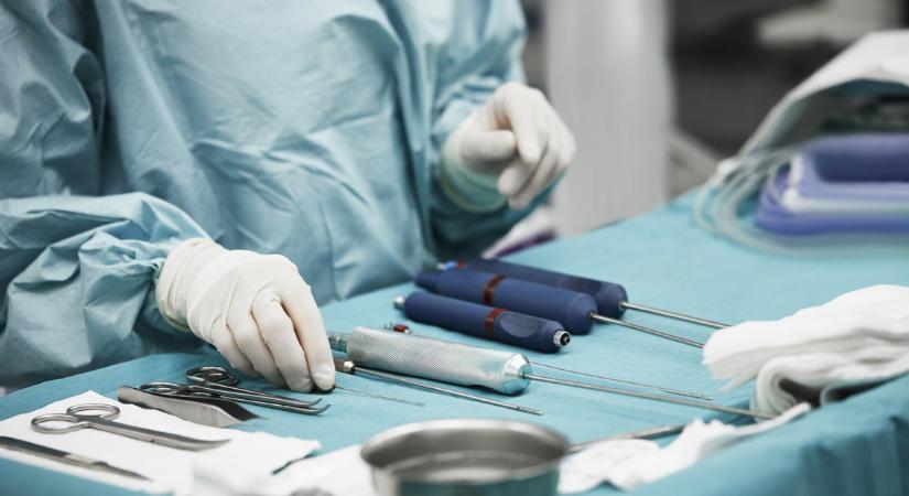 Belehalt a plasztikai műtétbe az influenszer