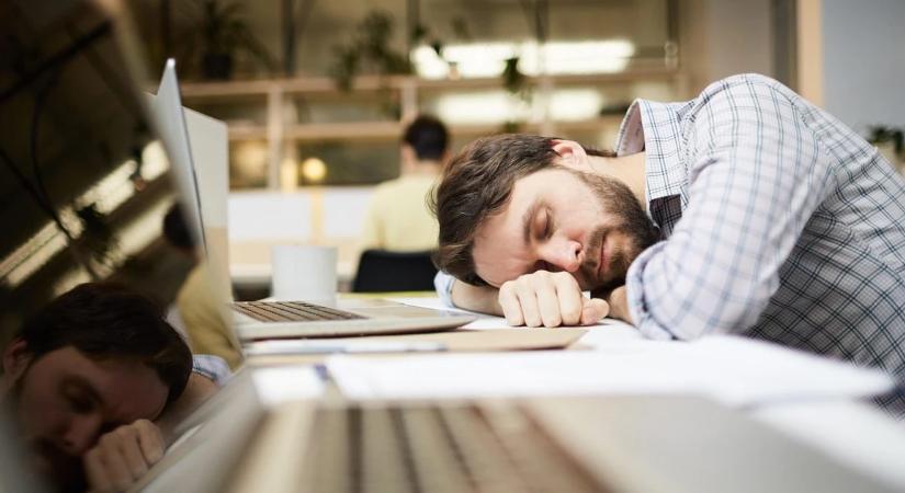 Járvány terjed a cégekben, 10 billió dollárt nyernénk, ha legyűrnénk, nemcsak a dolgozót érinti, de a főnököt is