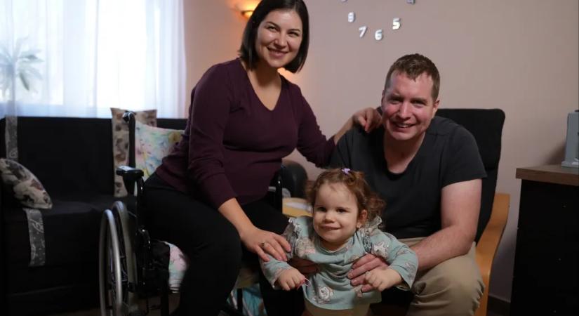 Az anyaságom nem a kerekesszéken, hanem a szereteten múlik