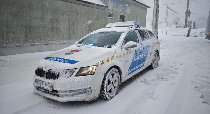 Hóhelyzet Vasban: több út most is nehezen járható, sok a dolga a tűzoltóknak