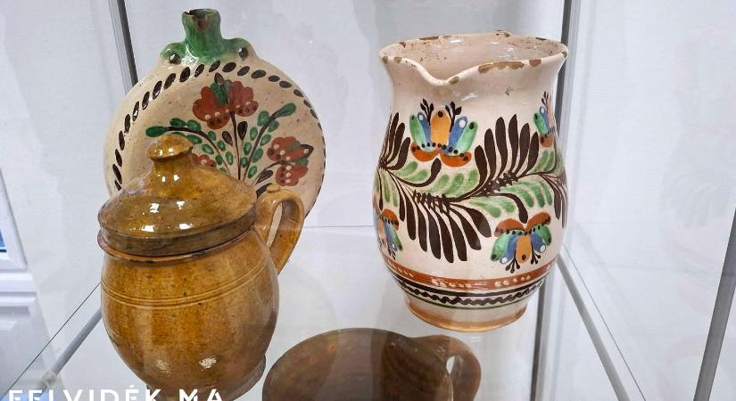 A Bakabányai kerámiák című tárlat képekben