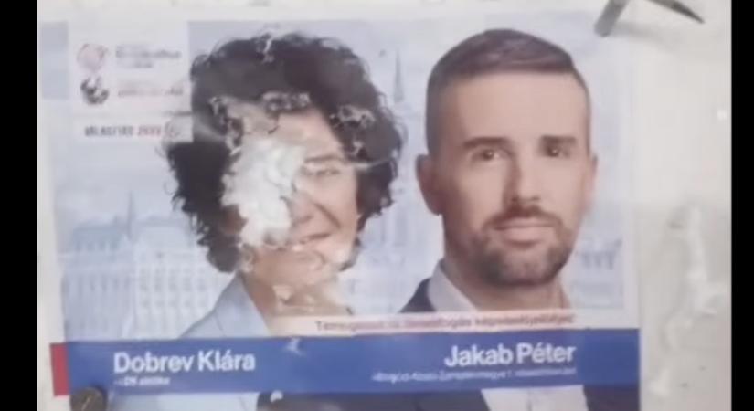 Feljelentést tesz a DK egy Dobrev Klárát és Jakab Pétert fenyegető videó miatt