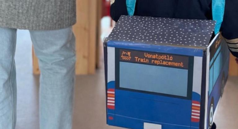 Vonatpótló busznak öltözött farsangkor az egyik országgyűlési képviselő kisfia