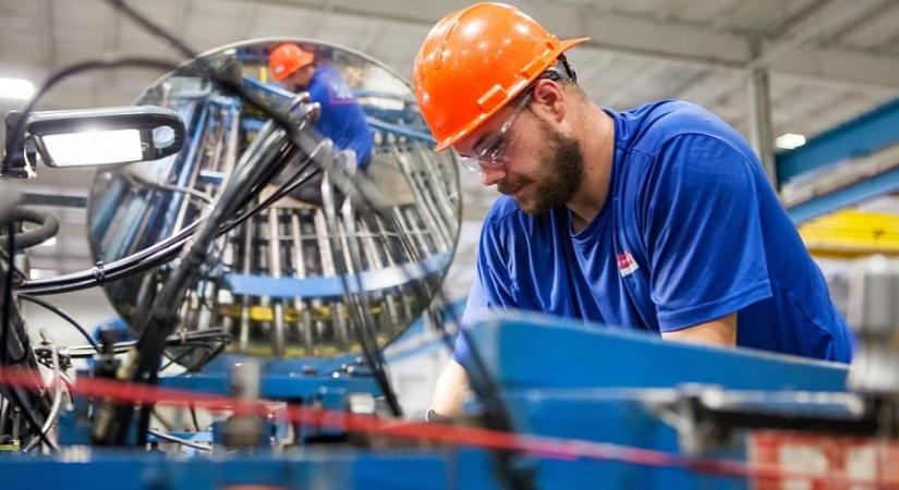 Megállíthatatlan a takarítócég, pörög a BMW