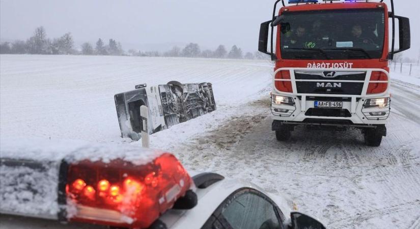 Térdre kényszerítette a havazás Zalát: hat utassal elakadt egy busz, estig 70 helyszínre riasztották a tűzoltókat