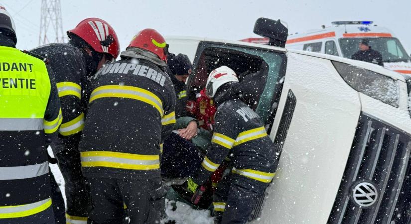 Felborult egy tizenhat személyt szállító mikrobusz