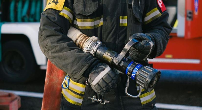 Lángok csaptak fel egy süttői utcában, három vízsugárral oltották a tüzet