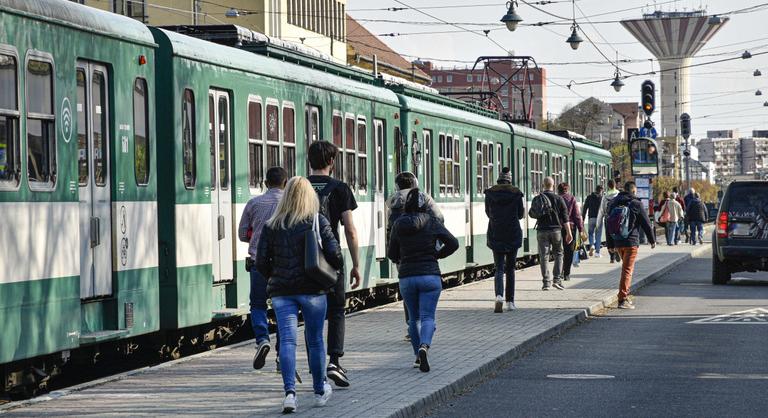 Felvetődött, hogy leselejtezett villamosok váltsák a 60 éves keletnémet szerelvényeket, viszont a kormány többet ígér