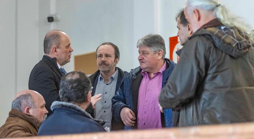 Megkezdődött a dunaszerdahelyi Összetartozás emlékműve miatt kirobbant per: szélsőségesség a vád