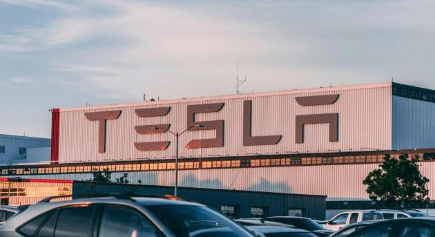 A Tesla robotaxik csókolommal köszönhetnek az emberi sofőröknek