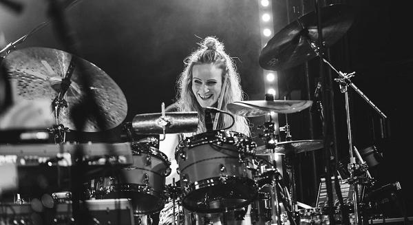 Klipes szólódallal jelentkezett Anika Nilles, a Rush új dobosa: 'Fou Fou'