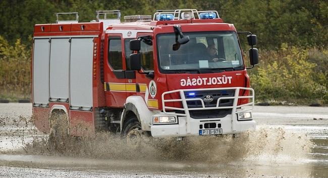 Tűz volt az M86-oson, Belednél