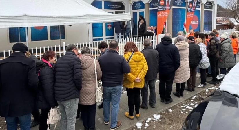 Még el sem kezdődött az ajánlásgyűjtés, Siófokon hosszú sor várta a fideszes jelöltet