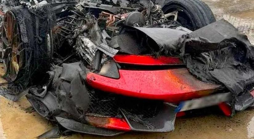 Pillanatok alatt rommá törték a lopott Ferrarit, ami még ki is égett – videó