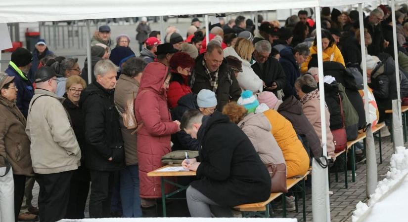 A Fidesz–KDNP jelöltjei összegyűjtötték az ajánlásokat (videó)