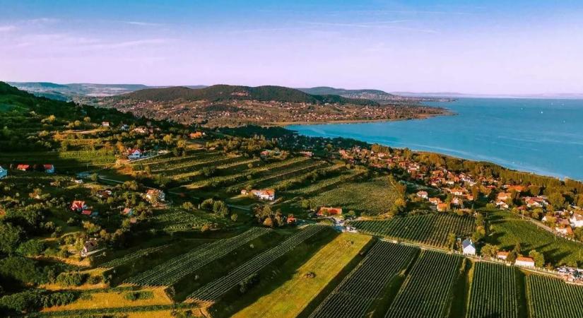 Aki nyer ma a lottón, megveheti ezt a rejtélyes tihanyi nyaralót - meg ezeket a luxusingatlanokat