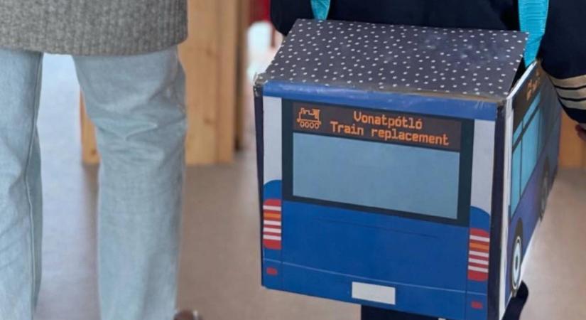 Farsangra vonatpótló busznak öltözött az országgyűlési képviselő kisfia