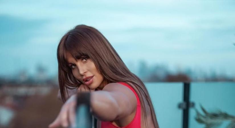 Sokkoló fotó: elkábított tigris mellett mosolyog Szabó Franciska – elszabadultak az indulatok!